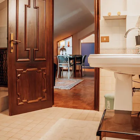 In Open Space Con Jacuzzi In Iris, Parcheggio Privato In Giardino, In Centro Citta セニガッリア