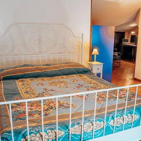 In Open Space Con Jacuzzi In Iris, Parcheggio Privato In Giardino, In Centro Citta