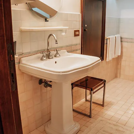 In Open Space Con Jacuzzi In Iris, Parcheggio Privato In Giardino, In Centro Citta * Senigallia