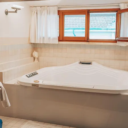 Guest house In Open Space Con Jacuzzi In Iris, Parcheggio Privato In Giardino, In Centro Citta Senigallia